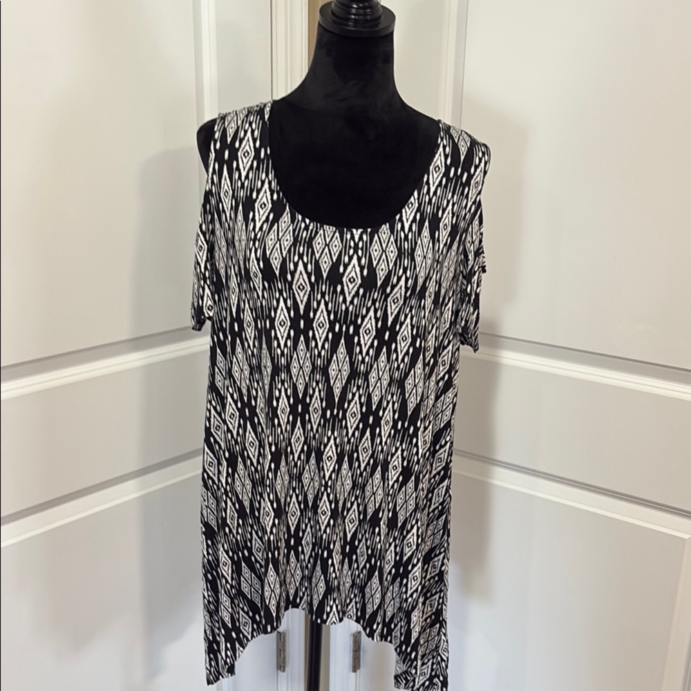 Black and White Geometric Women's Top